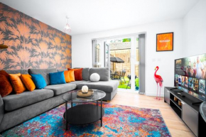 Luxury City Centre 5 Bed House with En-suite, BBQ, On-site parking By Azura Nights